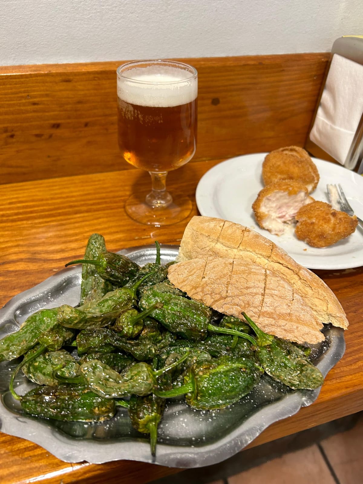 Tabla de pan/picos + vino blanco